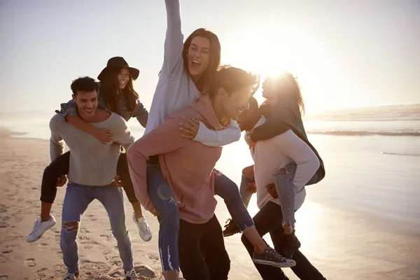 Groep Vrienden Piggyback Race Winter Strand Samen Met — Stockfoto