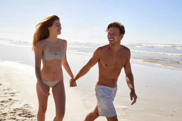 Paar Sommerurlaub Läuft Gemeinsam Strand Entlang — Stockfoto