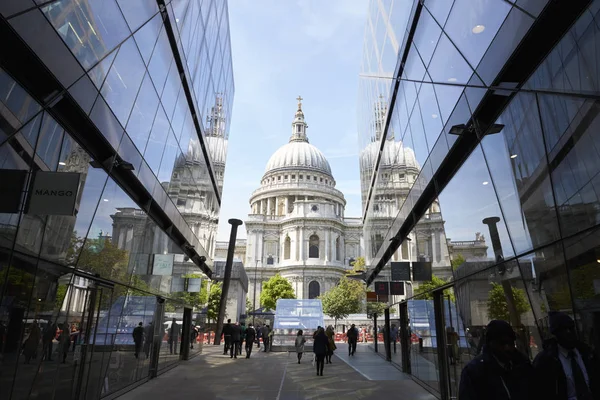 Londres Mayo 2017 Peatones Caminando Entre Edificios Modernos Hacia Catedral — Foto de Stock