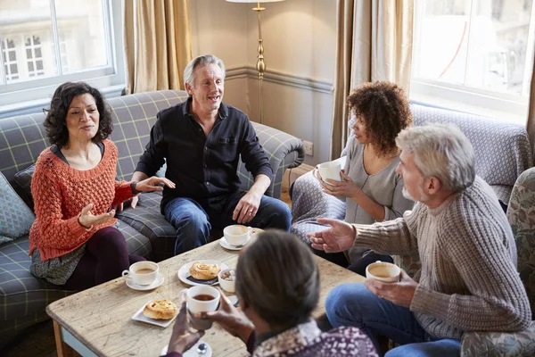 Grupo Amigos Meia Idade Reunião Torno Mesa Café — Fotografia de Stock