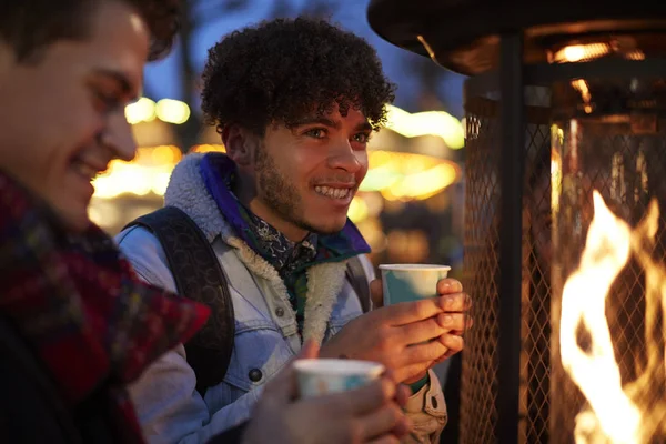 Male Friends Drinking Mulled Wine Christmas Market — Stock Photo, Image