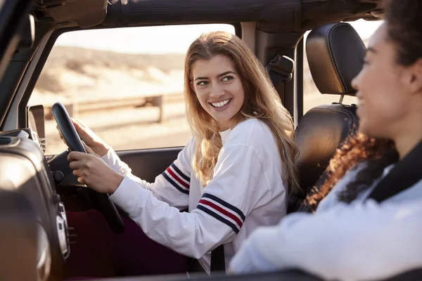 Two Young Female Friends Driving Car Sun Side View — Stock Photo, Image