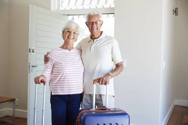 Retrato Casal Sênior Que Chega Aluguel Férias Verão — Fotografia de Stock