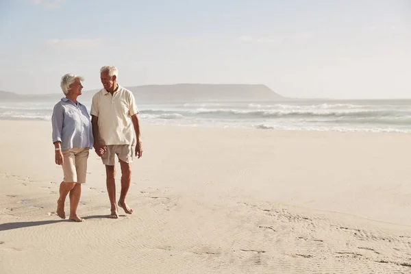 Senior Pensionerad Par Promenader Längs Stranden Hand Hand Tillsammans — Stockfoto