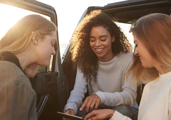 Vriendinnen Plannen Weg Reis Route Met Tablet — Stockfoto