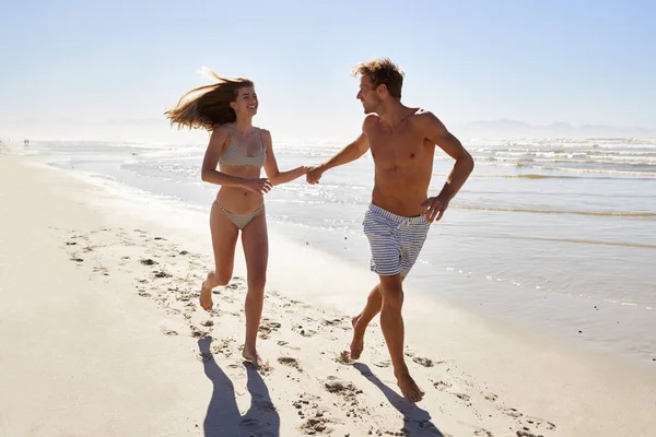 Paar Sommerurlaub Läuft Gemeinsam Strand Entlang — Stockfoto