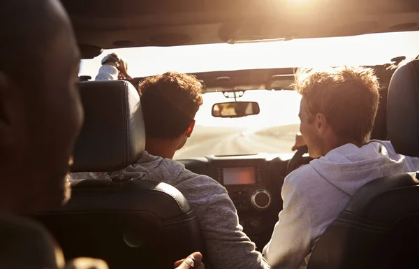 Drie Jonge Volwassen Mannen Rijden Een Auto Met Sunroof Openen — Stockfoto