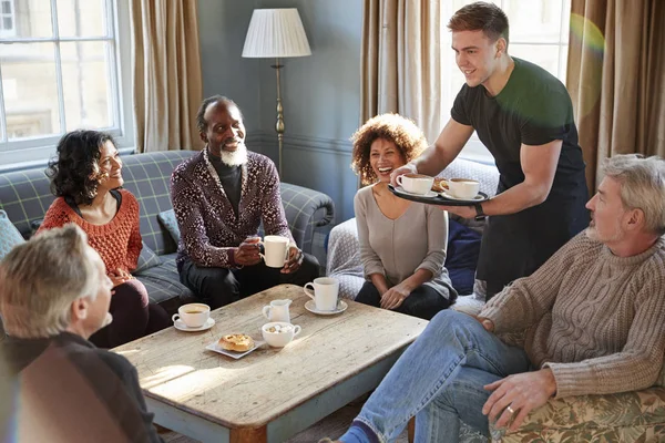 Kellner Serviert Gruppe Reifer Freunde Café — Stockfoto