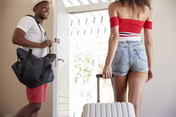 Pareja Con Equipaje Saliendo Casa Para Vacaciones —  Fotos de Stock