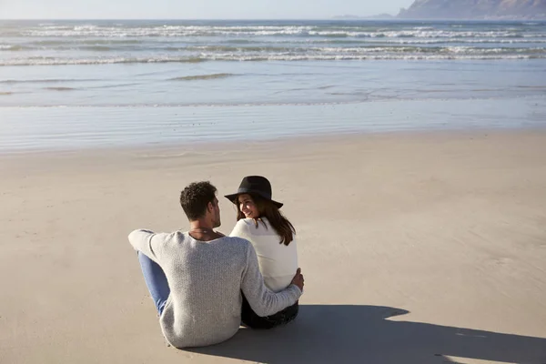 Romantic Couple Sitting Winter Beach Together — Stock Photo, Image