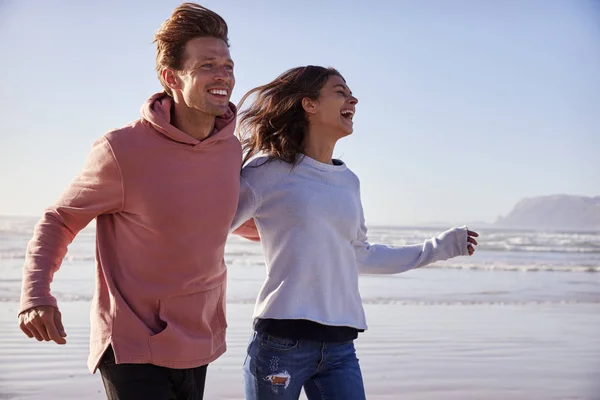 Paar Hat Spaß Beim Gemeinsamen Laufen Winterstrand — Stockfoto