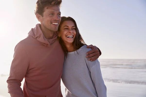 Pareja Romántica Caminar Largo Invierno Playa Juntos — Foto de Stock