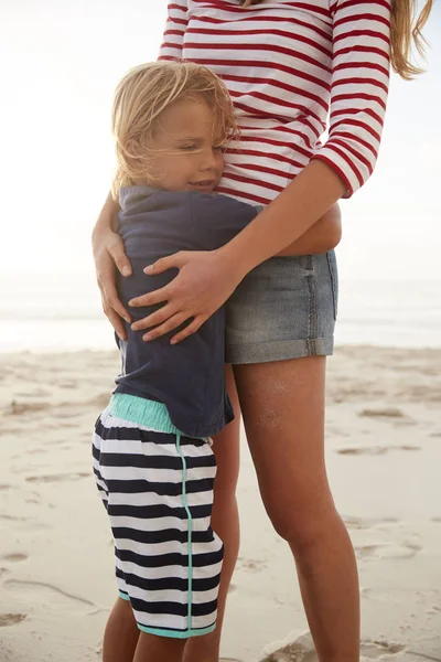 Close Van Moeder Zoon Knuffelen Zomer Strand Vakantie — Stockfoto