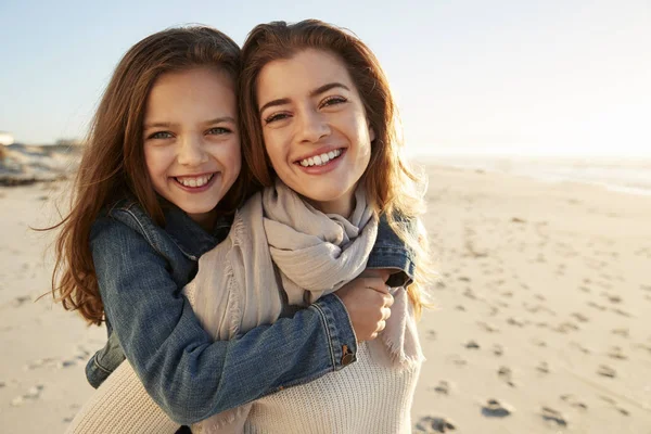 Portrait Mère Donnant Fils Piggyback Sur Plage Hiver — Photo