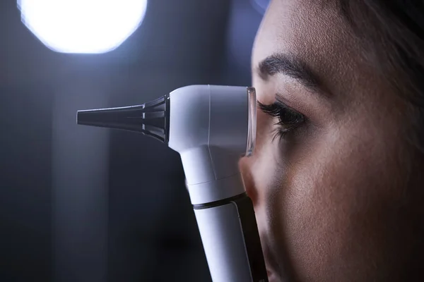 Médica Usando Otoscópio Para Exame Visão Lateral — Fotografia de Stock
