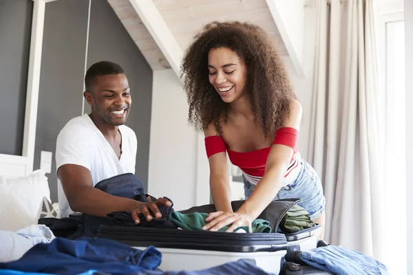 Paar Schlafzimmer Packt Koffer Für Den Urlaub — Stockfoto