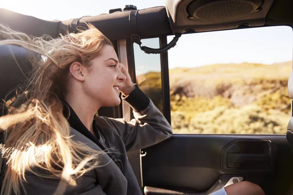 Joven Mujer Blanca Admirando Paisaje Desde Coche Abierto — Foto de Stock