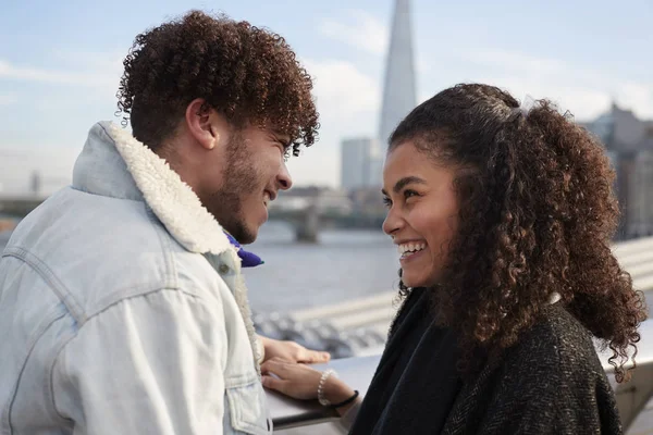 Londra Kış Aylarında Ziyaret Genç Turist Çift — Stok fotoğraf