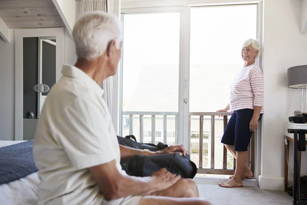 Seniorenpaar Bei Der Ankunft Der Ferienwohnung — Stockfoto