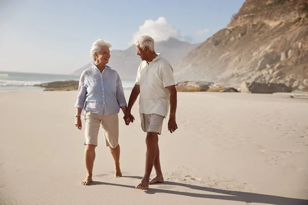 Senior Jubilado Pareja Caminando Largo Playa Mano Mano Juntos —  Fotos de Stock