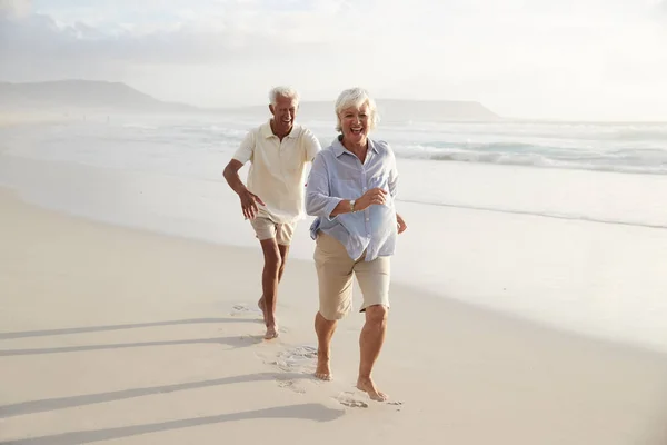 Senior Pensionerade Paret Kör Längs Sommar Strand Tillsammans — Stockfoto