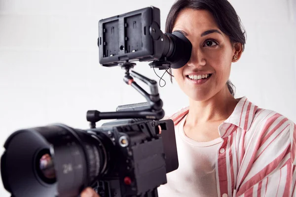 Videógrafa femenina con cámara de vídeo Filmando película en blanco Stu — Foto de Stock