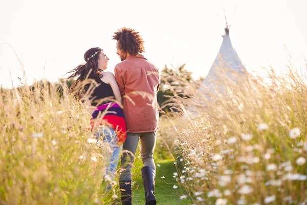 Unga Romantiska Par Promenader Genom Fältet Mot Teepee Sommaren Camping — Stockfoto