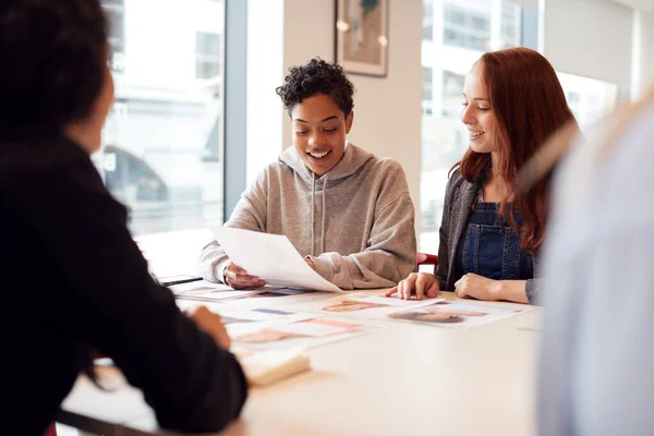 Jungunternehmerinnen Treffen Sich Runden Tisch Modernem Arbeitsraum — Stockfoto