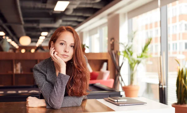 Porträt Einer Lässig Gekleideten Jungen Geschäftsfrau Die Schreibtisch Einem Modernen — Stockfoto