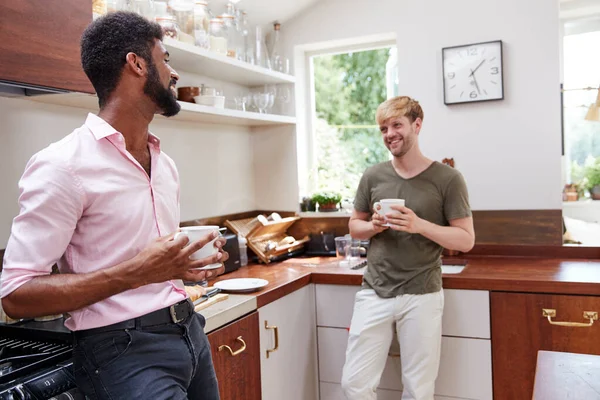 Hombre Mismo Sexo Pareja Casa Hablando Bebiendo Café Cocina Juntos — Foto de Stock
