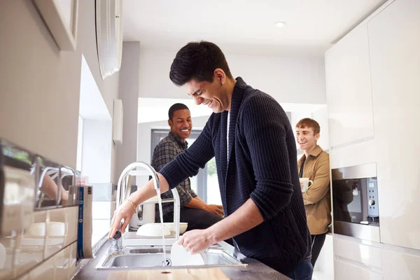 Grupo Estudantes Universitários Masculinos Cozinha Casa Compartilhada Lavando Pendurando Juntos — Fotografia de Stock