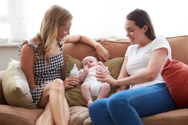 Amante Feminino Mesmo Sexo Casal Acariciando Filha Bebê Sofá Casa — Fotografia de Stock