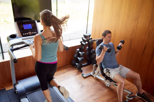 Casal Casa Ginásio Exercício Com Pesos Usando Máquina Corrida — Fotografia de Stock