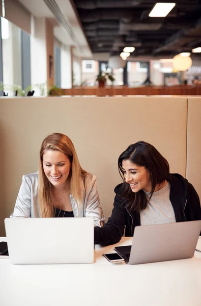 Two Young Businesswomen Meeting Table Modern Open Plan Workspace — ストック写真