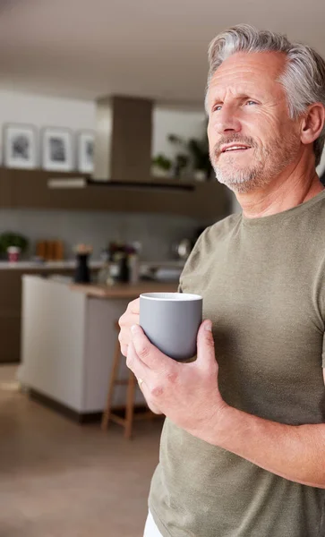 Starší Muž Stojí Dívá Ven Kuchyně Dveře Pití Kávy — Stock fotografie