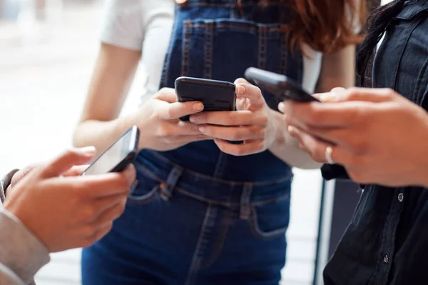 Nære Forretningskvinner Som Bruker Mobiltelefon Det Moderne Kontoret – stockfoto