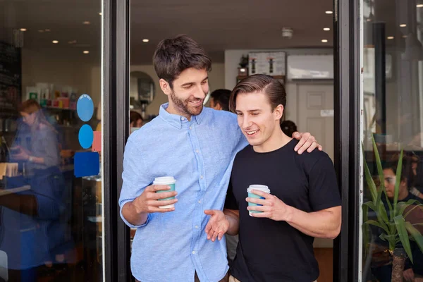 Hombre gay pareja en fecha saliendo de café tienda juntos —  Fotos de Stock