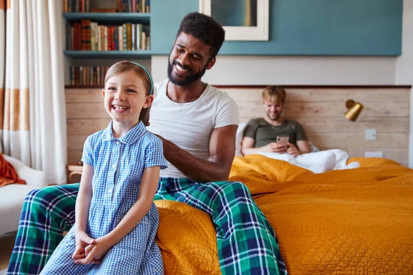 Samma Kön Manliga Par Hemma Dotter Redo För Skolan Plaiting — Stockfoto