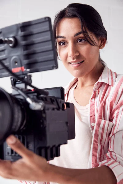 Kobiecy wideograf z kamerą wideo Film w białym Stu — Zdjęcie stockowe