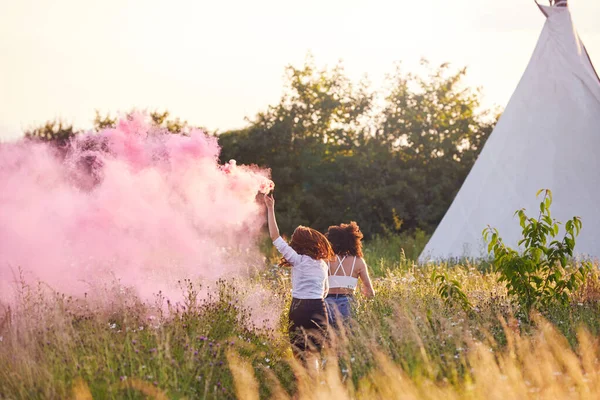 Visão Traseira Duas Amigas Acampando Festival Música Que Atravessa Campo — Fotografia de Stock