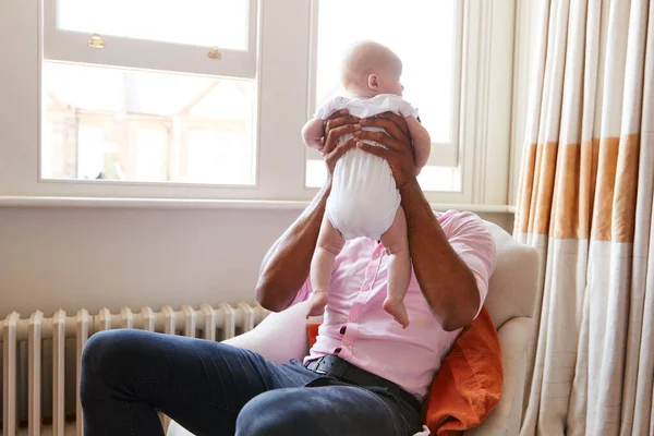 Padre Cariñoso Jugando Con Una Hija Sonriente Casa — Foto de Stock