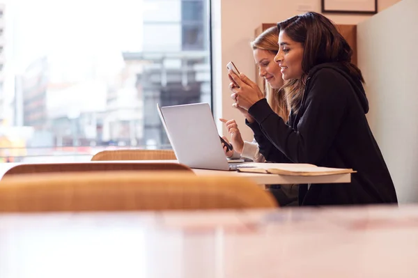 Two Young Businesswomen Meeting Table Modern Open Plan Workspace — ストック写真