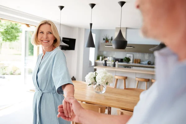 Houden Van Senior Paar Thuis Keuken Samen Handen Vasthouden — Stockfoto