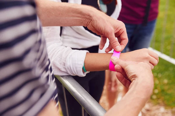 Close Amici All Ingresso Del Festival Musica Mettendo Braccialetti Sicurezza — Foto Stock