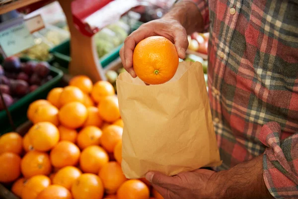 Gros Plan Client Masculin Avec Sac Papier Achetant Des Oranges — Photo