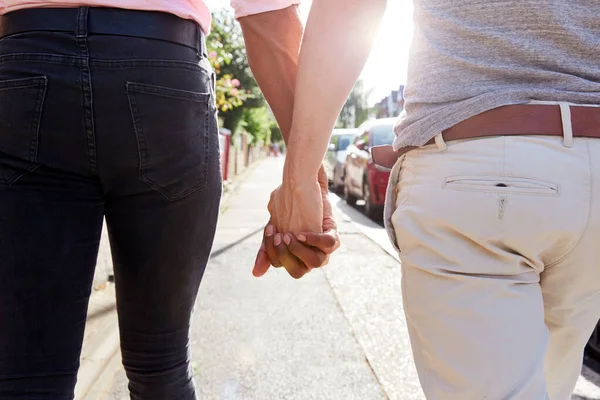 同性男性情侣手牵着手从后面走在路上的近景 — 图库照片