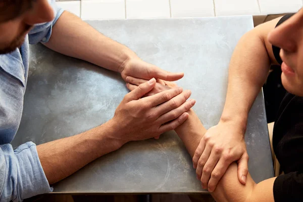 Close Amor Masculino Gay Casal Sentado Mesa Café Segurando Mãos — Fotografia de Stock