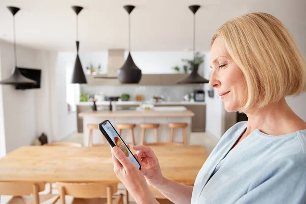 Modent Kvinne Som Bruker Appen Digitale Nettbrett Kontrollere Sentralvarmetemperatur Huset – stockfoto