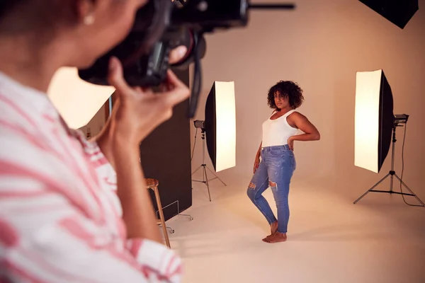 Pose de modèle pour photographe femelle dans la session de portrait de studio — Photo