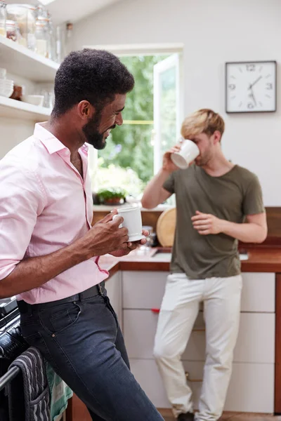 Άντρας Ιδίου Φύλου Ζευγάρι Στο Σπίτι Μιλώντας Και Πίνοντας Καφέ — Φωτογραφία Αρχείου